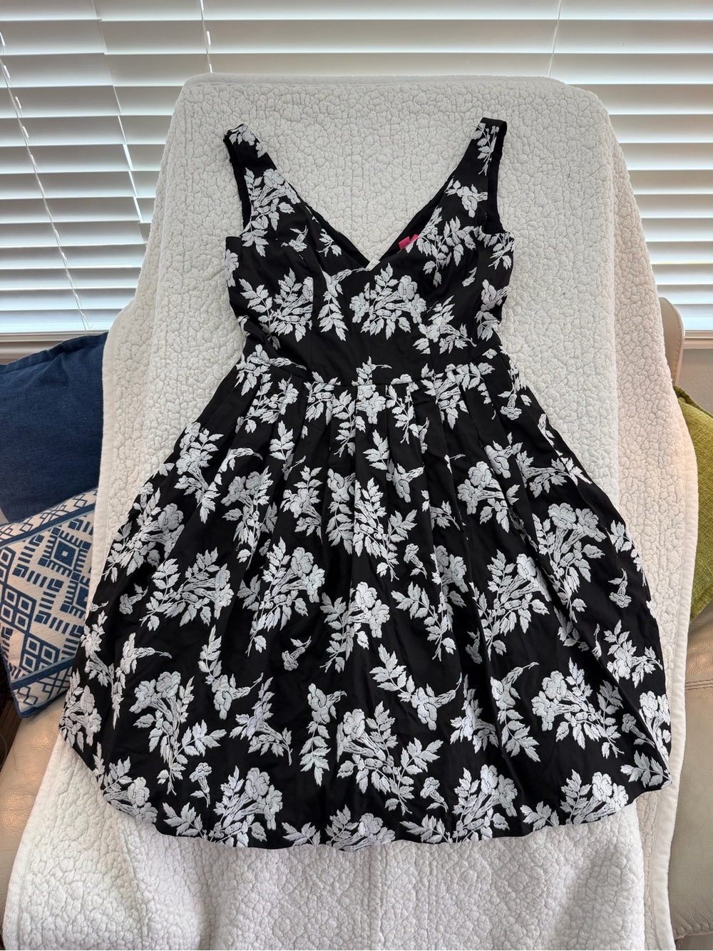 Betsy Johnson Black & White Floral V-Neck Sleeveless Dress - Picture 2 of 8